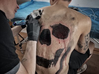 Тату майстер в стилі Blackwork