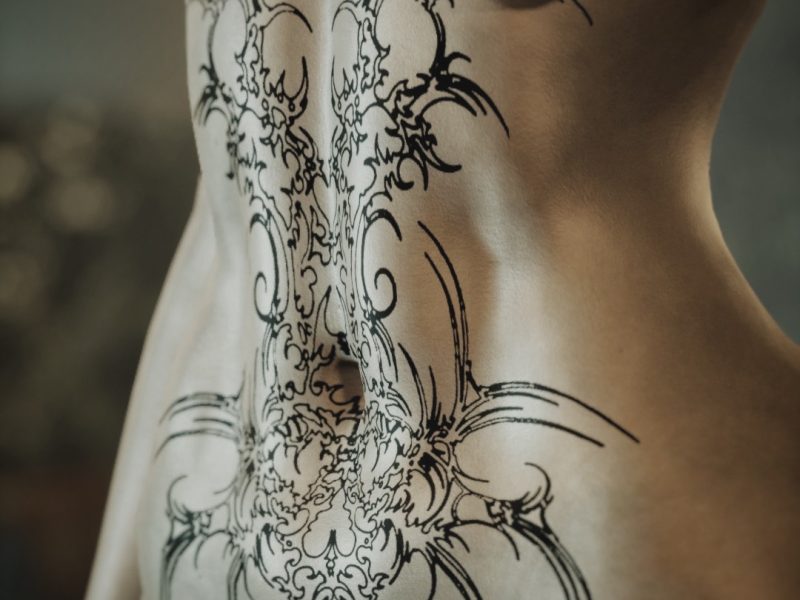 Тату майстер в стилі Blackwork