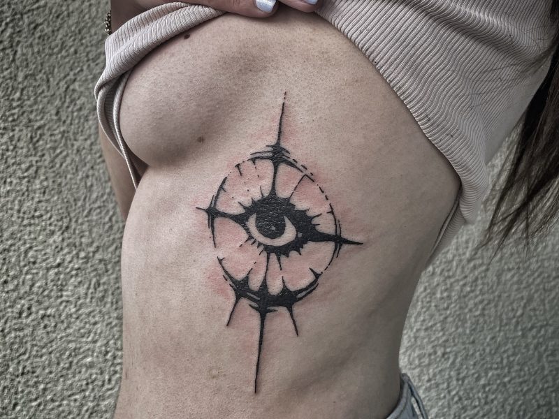 Тату майстер в стилі Blackwork
